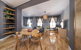 Romantic And Spacious Apartment In Riga Old Town
